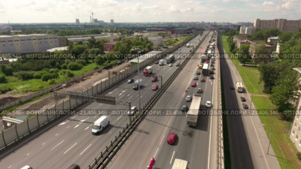 Ограниченное движение автомобилей по внутреннему кольцу КАД в районе Запорожской улицы. Обухово, Санкт-Петербург (2016 год). Стоковое видео, видеограф Кекяляйнен Андрей / Фотобанк Лори