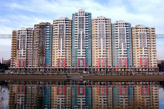 Огромная многоэтажка у озера (2010 год). Стоковое фото, фотограф Ольга Станина / Фотобанк Лори