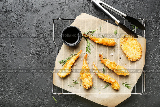 Охлаждающая подставка с вкусными креветками и соусом на темном фоне. Стоковое фото, фотограф Pixel_shot / Фотобанк Лори