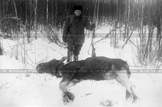 Охотник с убитым лосем зимой в лесу. Стоковое фото, фотограф Retro / Фотобанк Лори