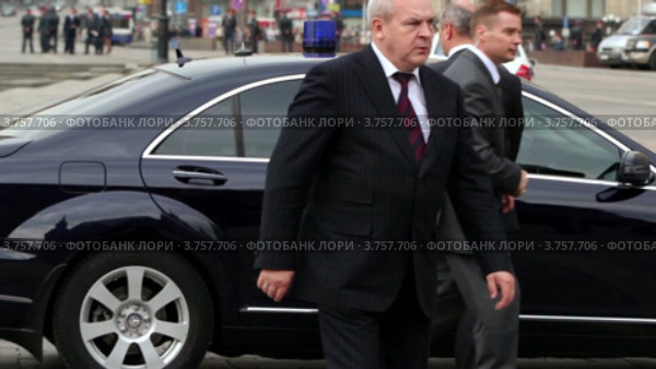 Охранники мэра Москвы Сергея Собянина сопровождают его к машине (2011 год). Редакционное видео, видеограф Losevsky Pavel / Фотобанк Лори