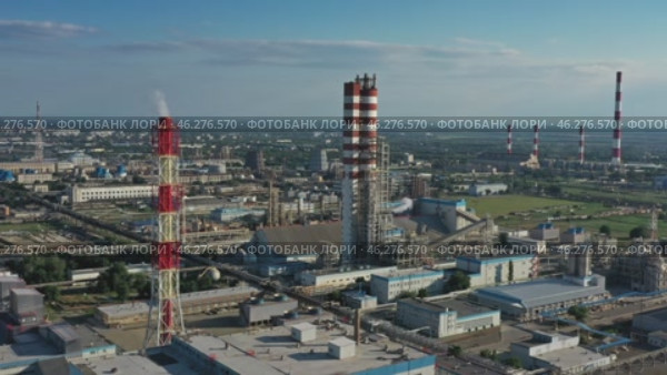 Oil and gas refinery plant petrochemical industry. Стоковое видео, видеограф Михаил Коханчиков / Фотобанк Лори
