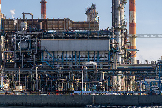 Oil petrochemical Factory plant with gas storage and structure of pipeline with smoke from smokestack in Kawasaki City near Tokyo Japan. Стоковое фото, агентство Ingram Publishing / Фотобанк Лори