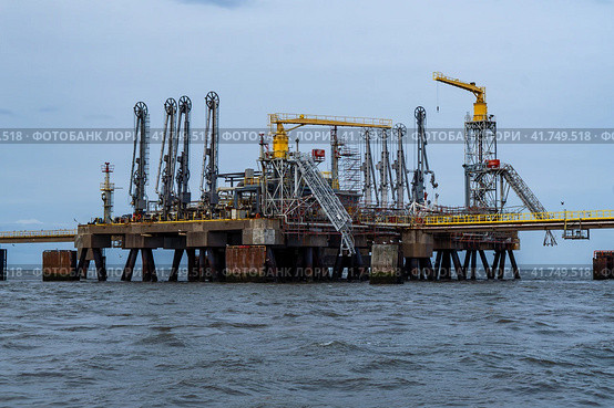 Oil refinery terminal (2023 год). Редакционное фото, фотограф Артем Лукин / Фотобанк Лори