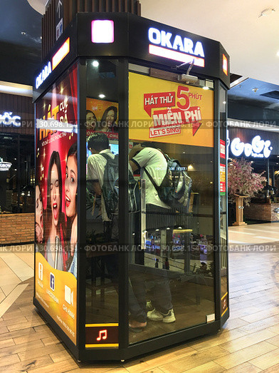 Okara Studio karaoke mini room at AEON Mall Binh Tan in Ho Chi Minh City, Vietnam (2019 год). Редакционное фото, фотограф Александр Подшивалов / Фотобанк Лори