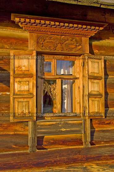 Окно в старой избе (2009 год). Редакционное фото, фотограф Сергей Рыбин / Фотобанк Лори