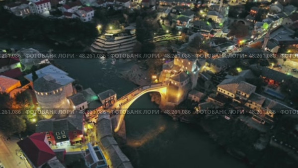 Old Bridge in Mostar at night in Bosnia and Herzegovina. Стоковое видео, видеограф Михаил Коханчиков / Фотобанк Лори