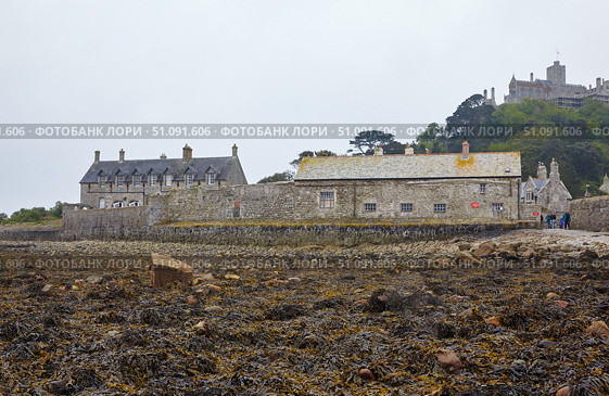 Old buildings at St Michael's Mount with seaweed on the shore. Cornwall. England. Great Britain (2009 год). Редакционное фото, фотограф Сергей Пристяжнюк (Serg Zastavkin) / Фотобанк Лори