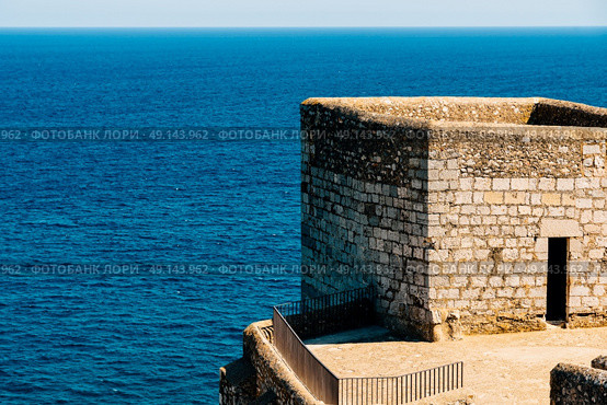Old Castle Stone Wall And Tower With Ocean Background. Стоковое фото, агентство Ingram Publishing / Фотобанк Лори