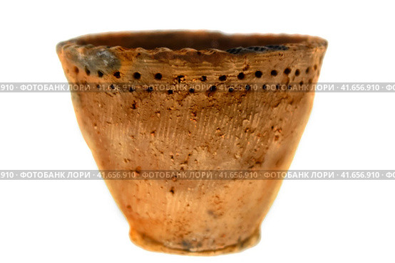 Old clay vase from the Neolithic period, isolated. The oldest pottery in the world belongs to the Osipov culture. Discovered by archaeologists in the far East, Russia (2019 год). Редакционное фото, фотограф Андрей Журавлев / Фотобанк Лори