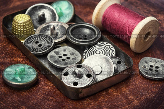 Old-fashioned button and thread. Стоковое фото, агентство Ingram Publishing / Фотобанк Лори