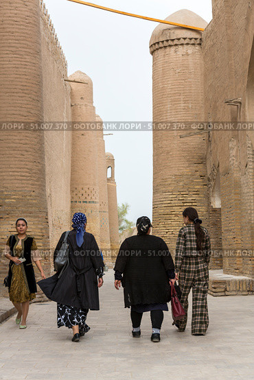 Old houses in Itchan Kala, the walled inner town of the city of Khiva (2022 год). Редакционное фото, фотограф Юлия Белоусова / Фотобанк Лори