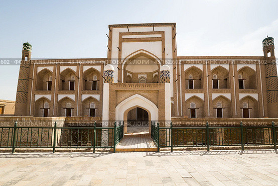 Old Madrasah in Itchan Kala, the walled inner town of the city of Khiva (2022 год). Стоковое фото, фотограф Юлия Белоусова / Фотобанк Лори