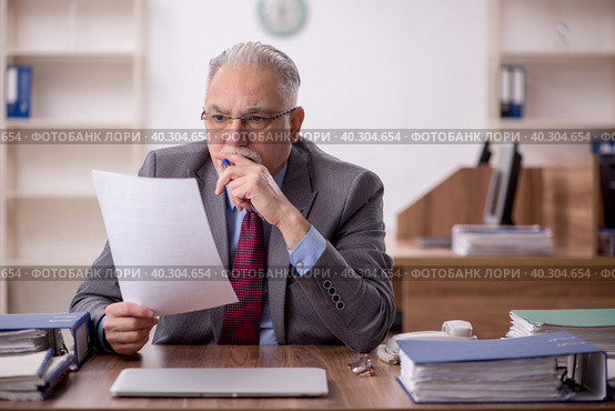 Old male boss employee working in the office. Стоковое фото, фотограф Elnur / Фотобанк Лори