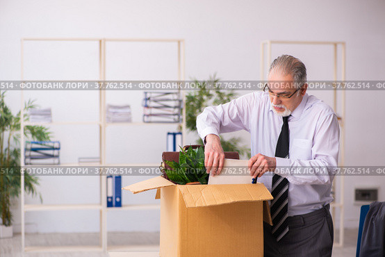 Old male employee in dismissal concept. Стоковое фото, фотограф Elnur / Фотобанк Лори