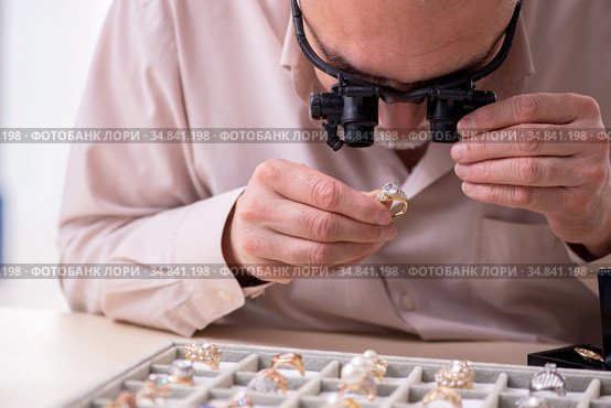 Old male jeweler at workshop. Стоковое фото, фотограф Elnur / Фотобанк Лори