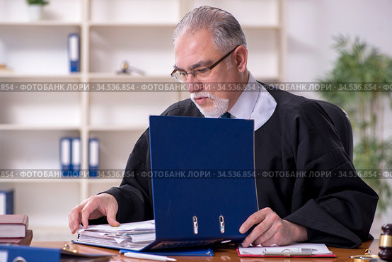 Old male judge working in courthouse. Стоковое фото, фотограф Elnur / Фотобанк Лори