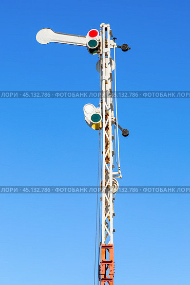 Old railway semaphore against blue sky. Стоковое фото, фотограф FotograFF / Фотобанк Лори