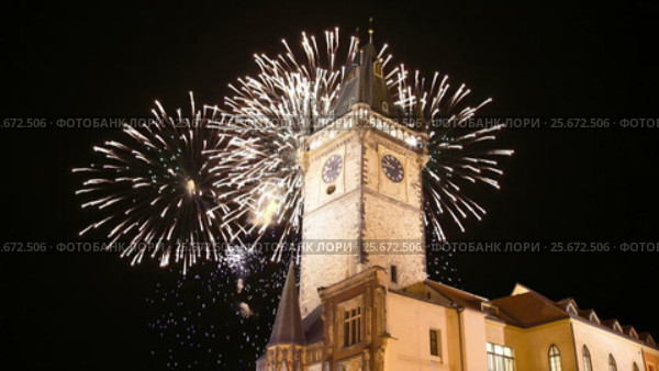 Old Town City Hall and holiday fireworks in Prague, view from Old Town Square, Czech Republic (2017 год). Стоковое видео, видеограф Владимир Журавлев / Фотобанк Лори