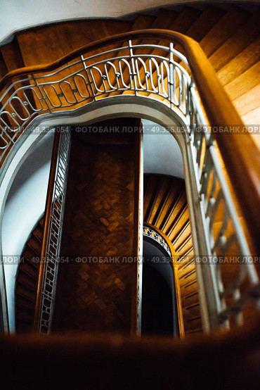 old vintage semicircular staircase with wooden stairs. Стоковое фото, агентство Ingram Publishing / Фотобанк Лори