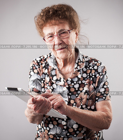 Old woman holding a tablet in the hands of. Стоковое фото, фотограф Гладских Татьяна / Фотобанк Лори