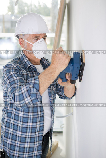 olde man repainting a wall indoors. Стоковое фото, агентство Ingram Publishing / Фотобанк Лори