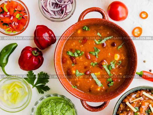 OLYMPUS DIGITAL CAMERA. High resolution photo. homemade chili with dips peppers. High quality photo. Стоковое фото, агентство Ingram Publishing / Фотобанк Лори