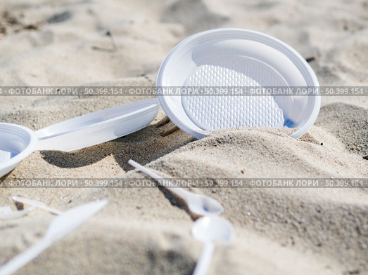 OLYMPUS DIGITAL CAMERA. plastic plate spoon beach sand. Стоковое фото, агентство Ingram Publishing / Фотобанк Лори