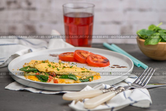 Omelet with vegetables on a plate. Стоковое фото, агентство Ingram Publishing / Фотобанк Лори