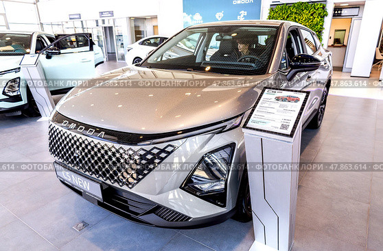 Omoda C5 New автомобиль внутри в официальном дилерском центре. Китайский производитель автомобилей. Редакционное фото, фотограф FotograFF / Фотобанк Лори