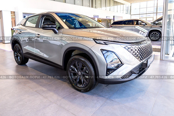 Omoda C5 новый автомобиль внутри в официальном дилерском центре. Китайский производитель автомобилей. Редакционное фото, фотограф FotograFF / Фотобанк Лори