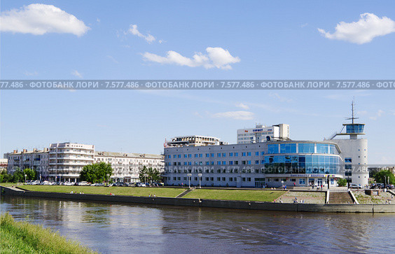 Омск, вид на киноцентр "Вавилон" и набережную Оми (2015 год). Редакционное фото, фотограф Галина Хорошман / Фотобанк Лори