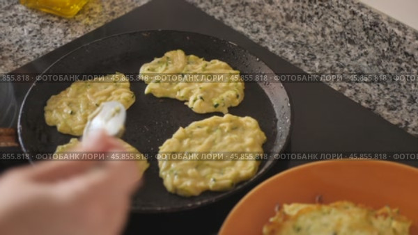 On plate are vegetable pancakes made from grated zucchini. Стоковое видео, видеограф Яков Филимонов / Фотобанк Лори