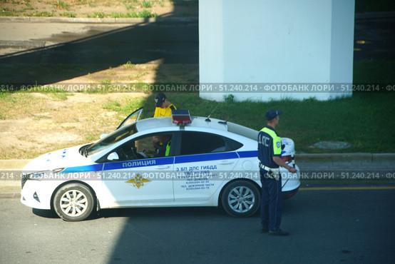 One of the officers is talking on a cell phone.  Russia. Moscow. 24.08.25. Редакционное фото, фотограф Ярославский Максим / Фотобанк Лори