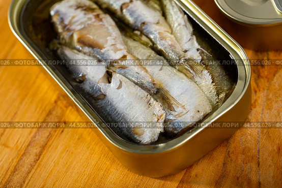 Open can of sardines in oil. Стоковое фото, фотограф Яков Филимонов / Фотобанк Лори