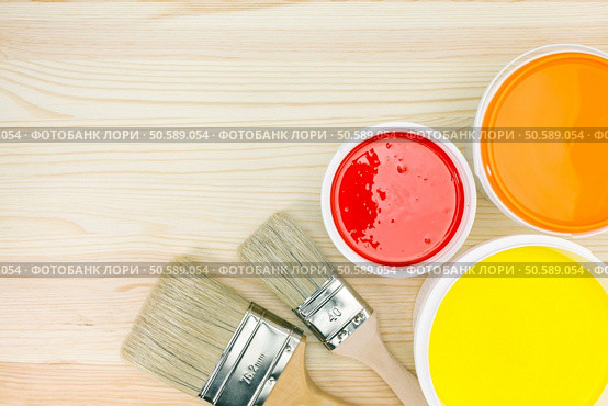 opened paint cans with brushes on wooden background. Стоковое фото, агентство Ingram Publishing / Фотобанк Лори