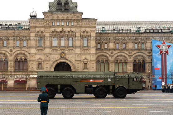 Оперативно-тактический ракетный комплекс 9К720 "Искандер-М" на параде в честь Дня Победы на Красной площади Москвы (2021 год). Редакционное фото, фотограф Free Wind / Фотобанк Лори