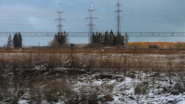 Опоры на линии электропередачи на трассе в Санкт-Петербурге (2022 год). Стоковое видео, видеограф Nanaccept / Фотобанк Лори