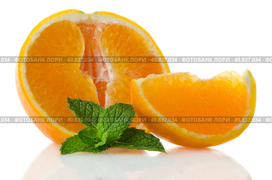 Orange fruit segment and mint leaf on white background. Стоковое фото, агентство Ingram Publishing / Фотобанк Лори