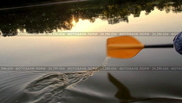 Оранжевое весло в воде. Стоковое видео, видеограф Vitalii Popov / Фотобанк Лори