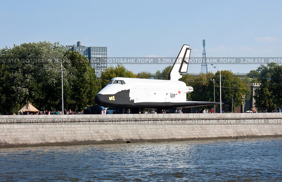 Орбитальный корабль-космоплан "Буран" в парке им.Горького. Москва. (2011 год). Редакционное фото, фотограф Сергей Якуничев / Фотобанк Лори