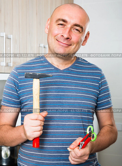 Ordinary man posing with hammer in his hands. Стоковое фото, фотограф Татьяна Яцевич / Фотобанк Лори