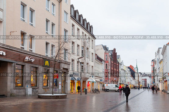 Ordinary people are on Grosse Strasse, Flensburg (2017 год). Редакционное фото, фотограф EugeneSergeev / Фотобанк Лори