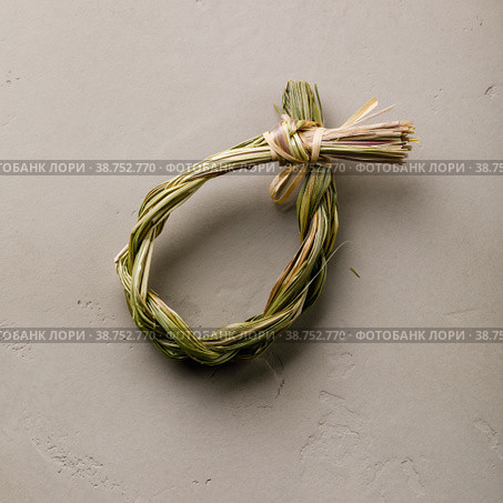 Organic herbal Incense Sweet grass on gray concrete background. Стоковое фото, фотограф Лисовская Наталья / Фотобанк Лори