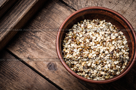 Organic mung beans on ceramic bowl. Natural food ingredients. Mung bean green crushed. Стоковое фото, агентство Ingram Publishing / Фотобанк Лори