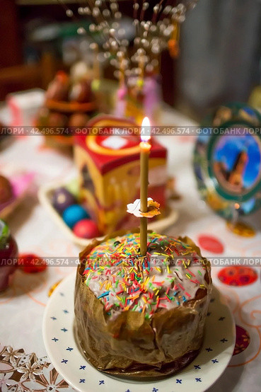 Orthodox Easter. Easter cake, painted eggs, cahors wine and Easter decor on the table in an old village house. (2014 год). Стоковое фото, фотограф Photojuli / Фотобанк Лори