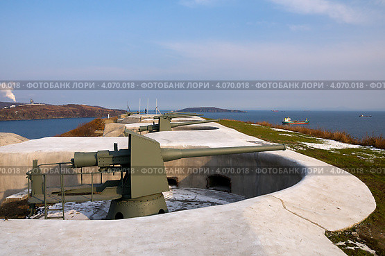 Орудия новосильцевской береговой батареи на острове Русском (2012 год). Стоковое фото, фотограф Сергеев Игорь / Фотобанк Лори