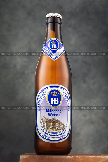 ORYOL, RUSSIA - APRIL 23, 2020: Bottle of Bavarian light wheat unfiltered Hofbraeu beer. Brewery founded on 27 September 1589. Редакционное фото, фотограф Сергей Чайко / Фотобанк Лори