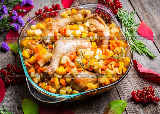 Осеннее блюдо. Запеченная курица с осенними овощами, картофелем, тыквой и морковью в стеклянной емкости. Малая глубина резкости. Стоковое фото, фотограф Андрей Пустякин / Фотобанк Лори