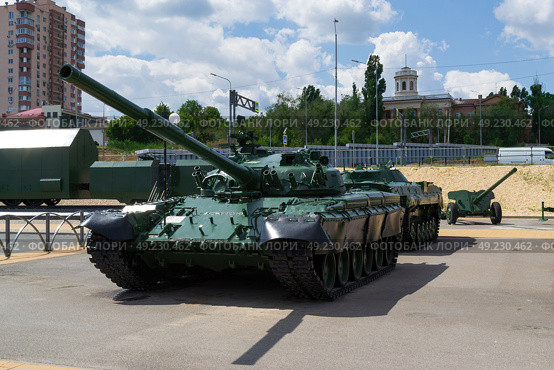 Основной боевой танк Т-80БВ, площадка с военной техникой на берегу Волги. Волгоград, Центральная набережная, Россия. Редакционное фото, фотограф Андрей Цыганков / Фотобанк Лори